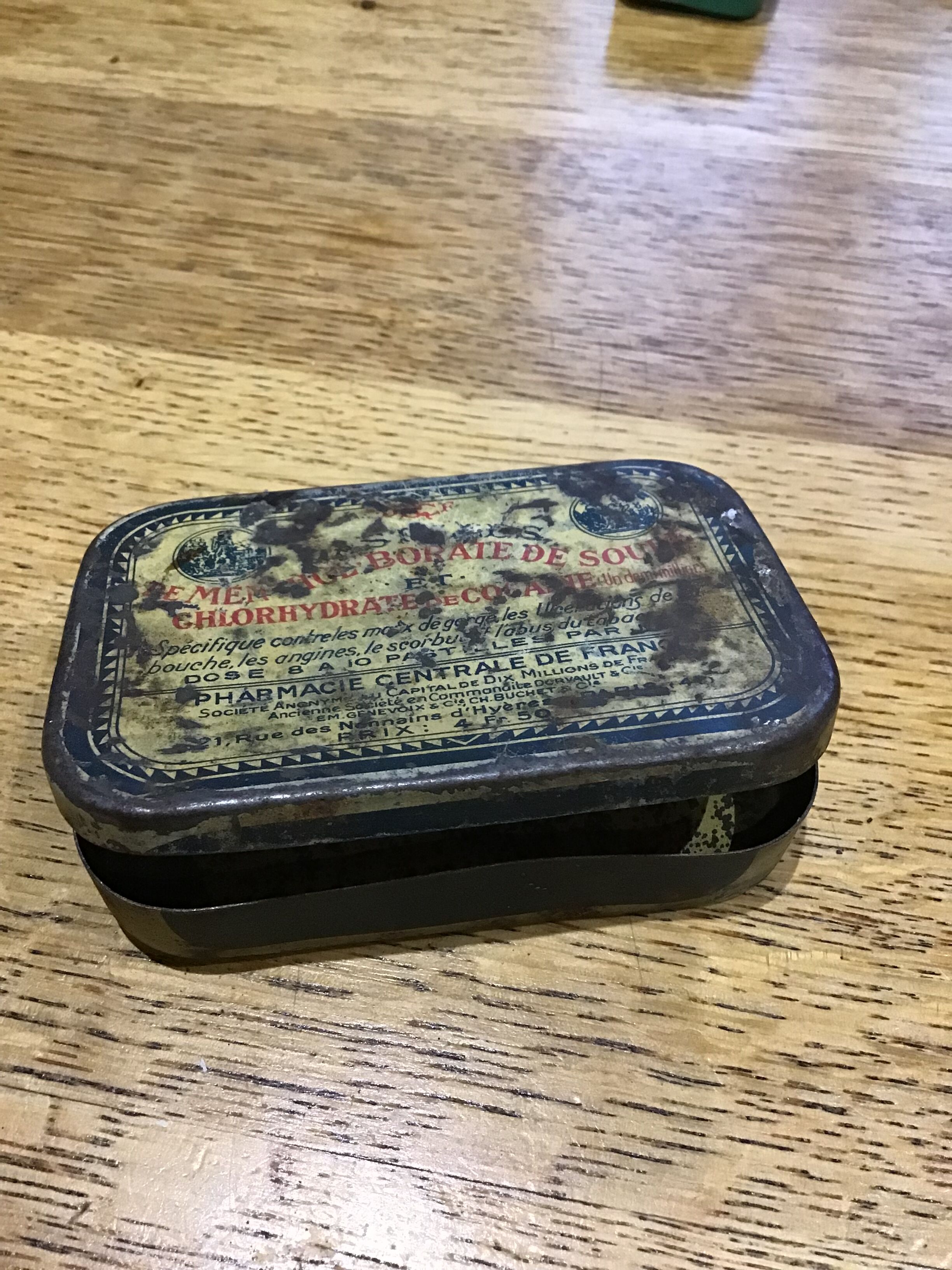 Boîte ancienne médicaments