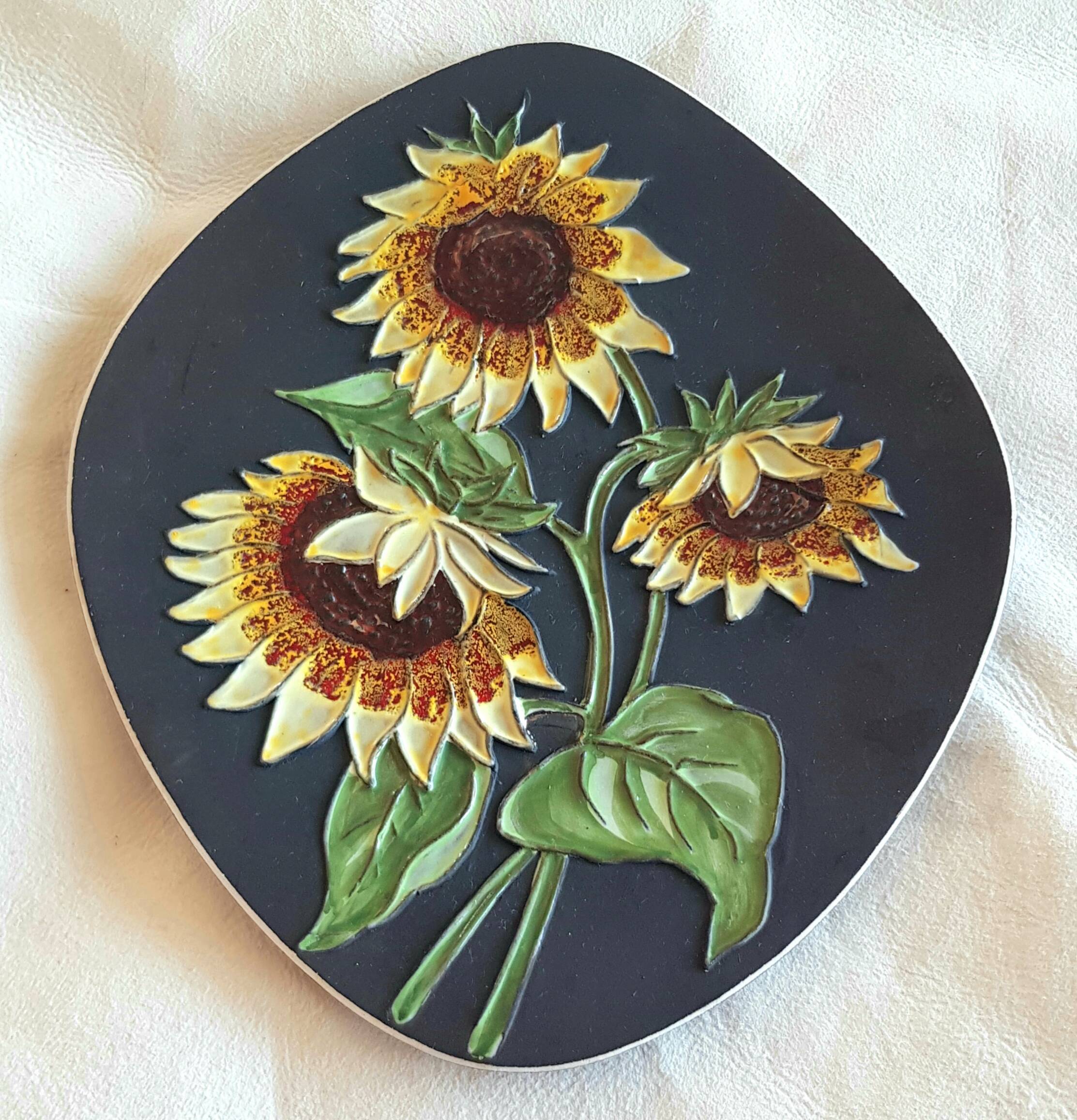 Decorative wall plate with sunflowers.