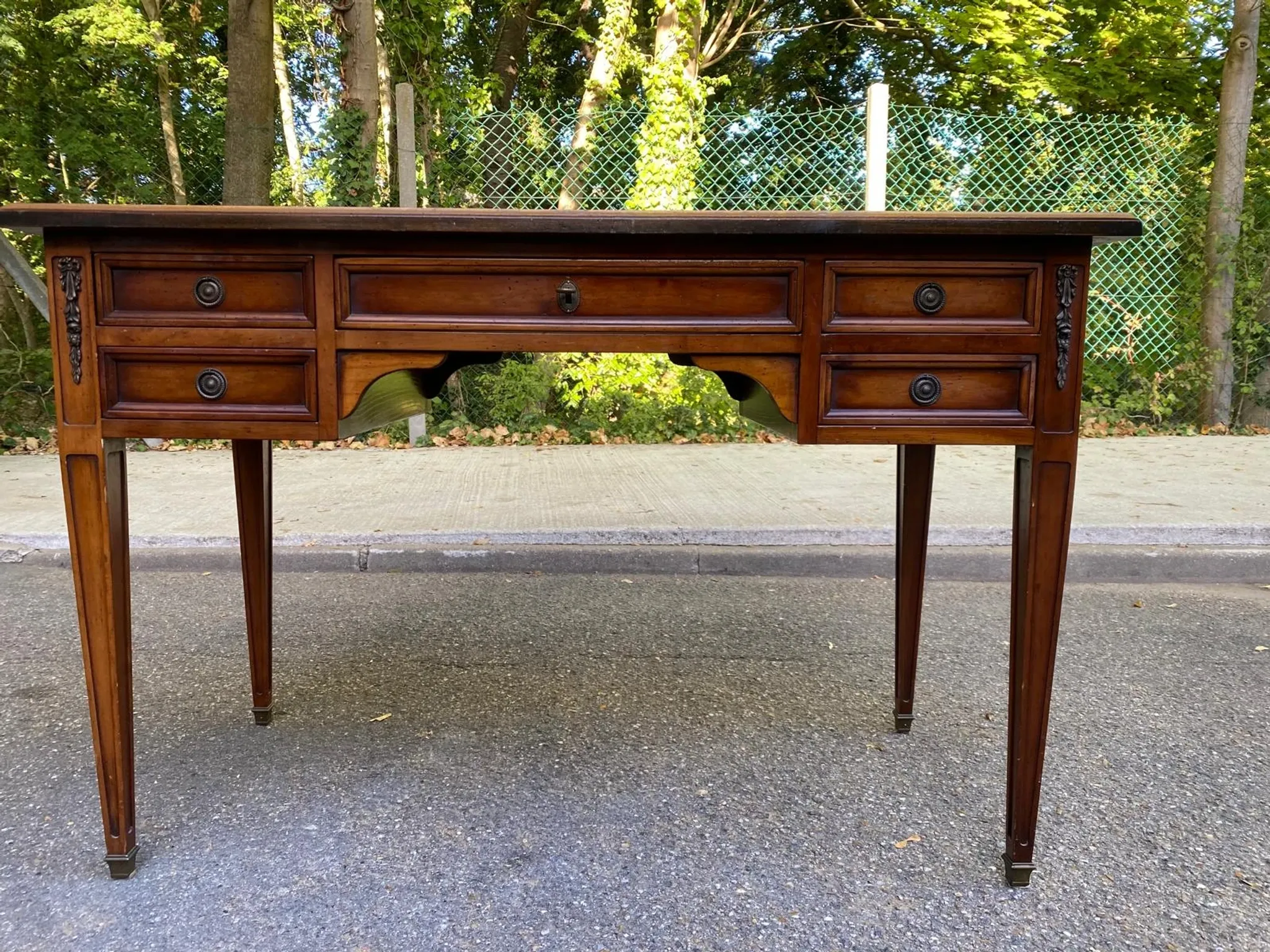 Bureau Roche Bobois en merisier massif style Louis XVI avec tirettes