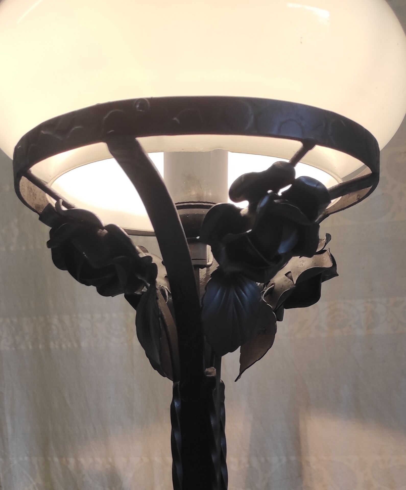 Art Deco table lamp in wrought iron and opaline - 1930s/40s