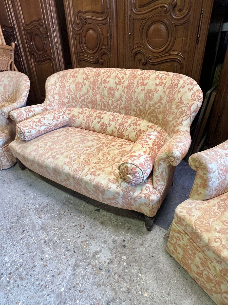 Salon Crapaud ancien de 3 pièces recouvert d’un beau velours, canapé et fauteuils