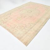 Tapis d’Anatolie ancien tons pastel rose poudré et vert, 231x330 Cm
