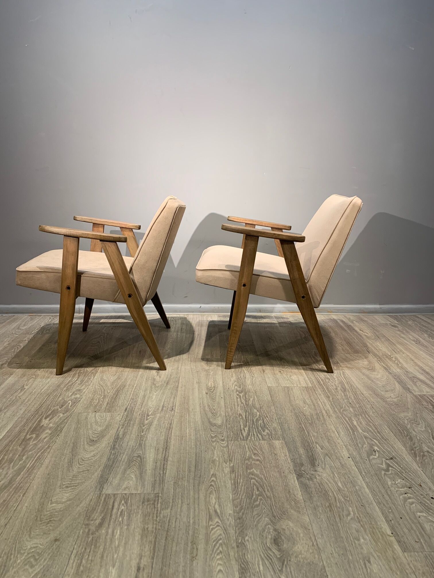 Paire de fauteuils 366, conçus par J. Chierowski