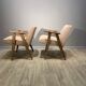 Paire de fauteuils 366, conçus par J. Chierowski