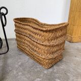 Magazine rack or log rack in straw with brutalist base from the 50s