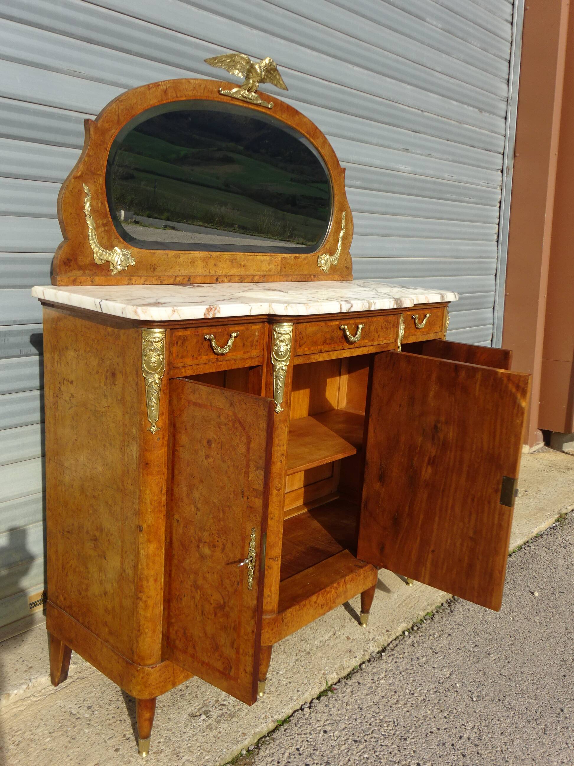 Très ancien buffet Louis XVI avec marbre, miroir et bronze