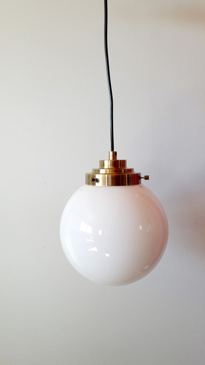 Opaline globe suspension
