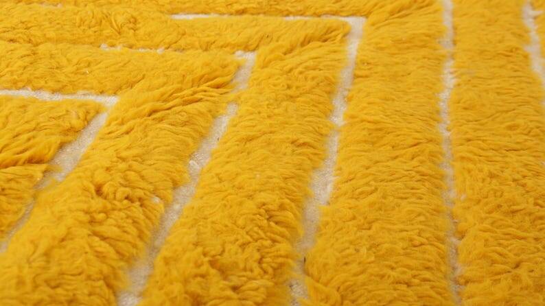 Ecru Moroccan rug with geometric patterns 250cm x 150cm