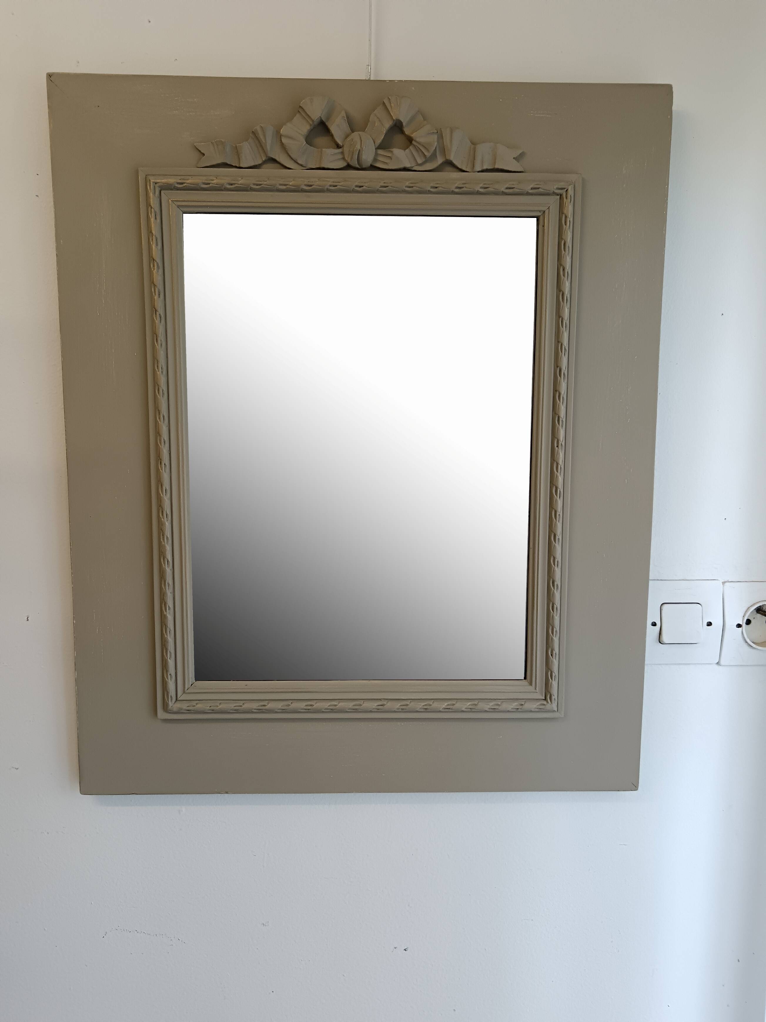 Wooden mirror with patinated beige knot