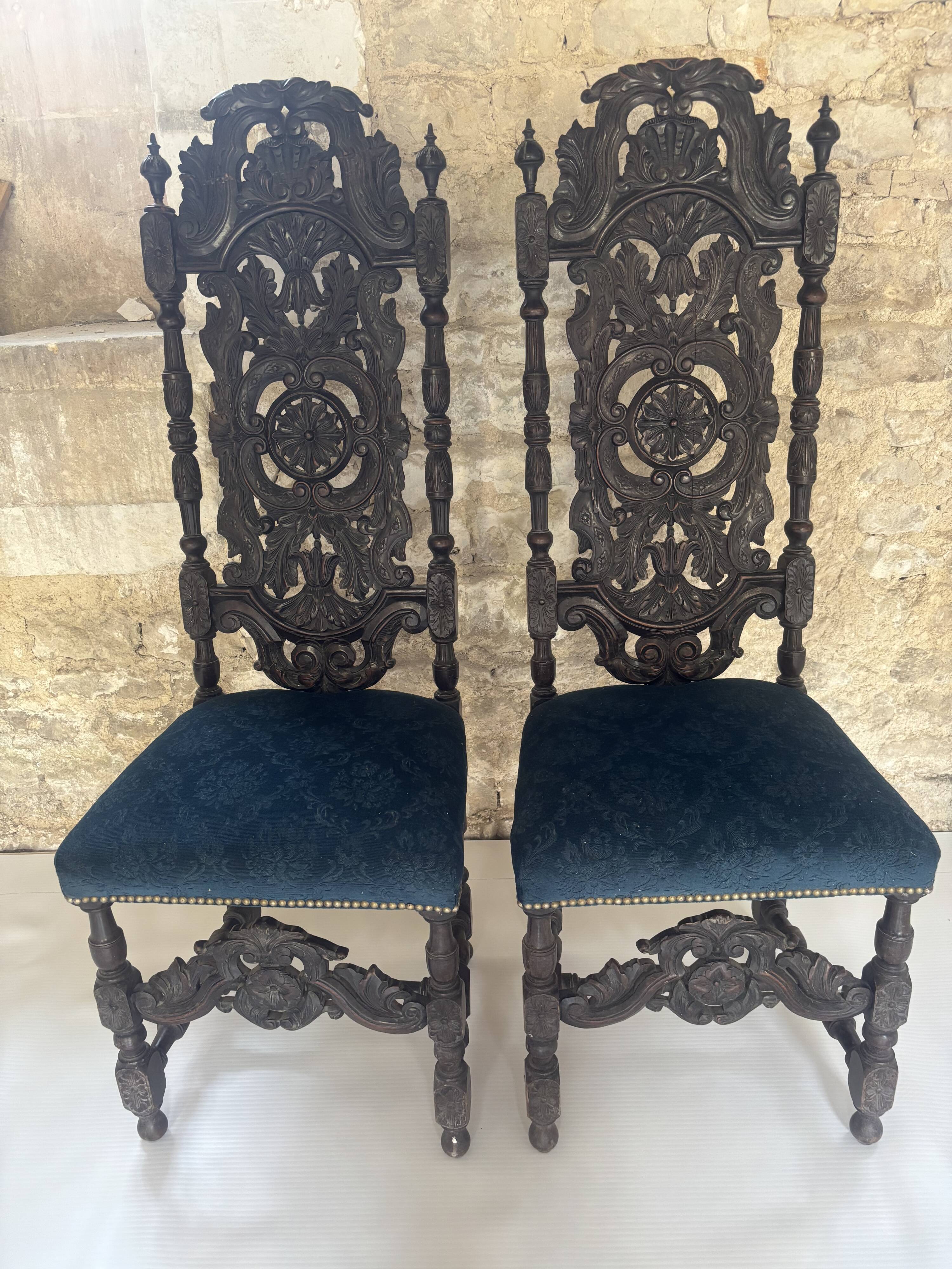 19th-century Renaissance chair in velvet – A statement piece