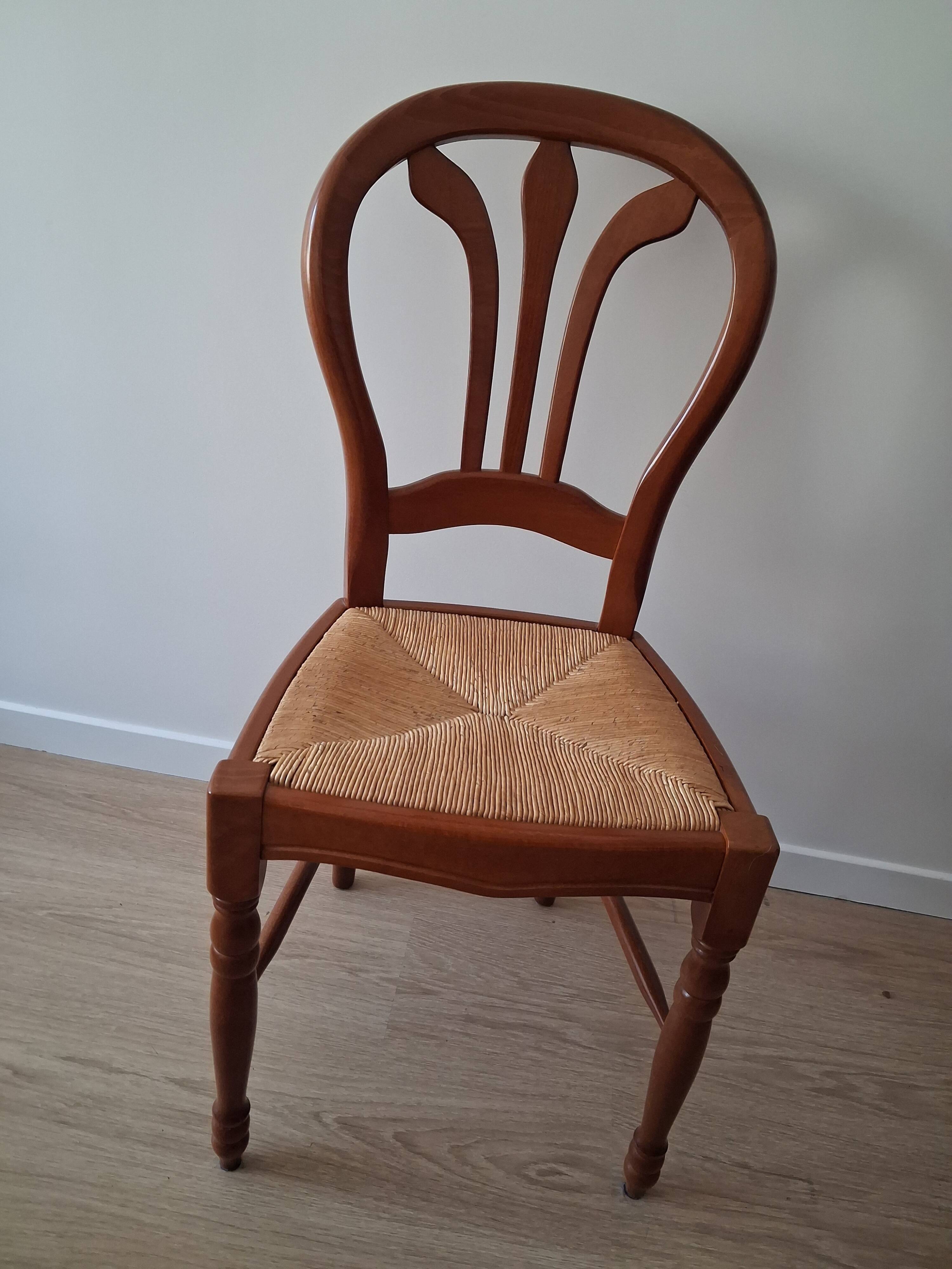 Round table in cherry wood