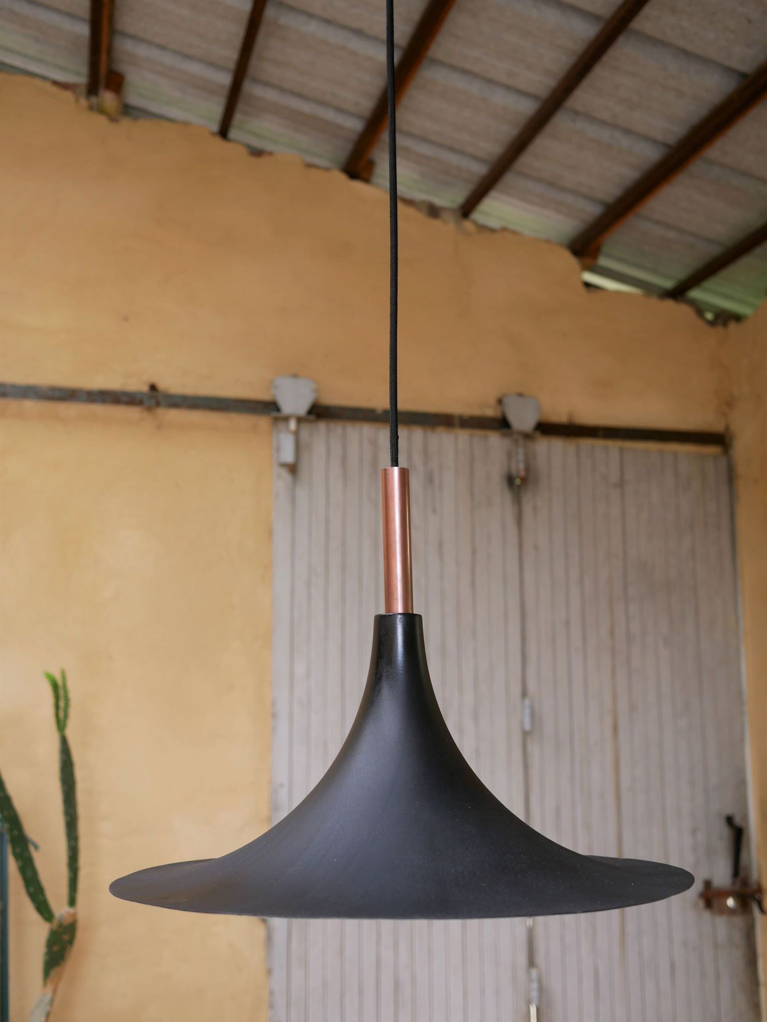 Vintage tulip hanging lamp in black metal and copper