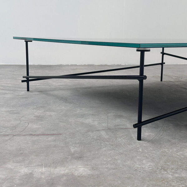 Table basse en verre noir minimaliste avec base en métal industriel