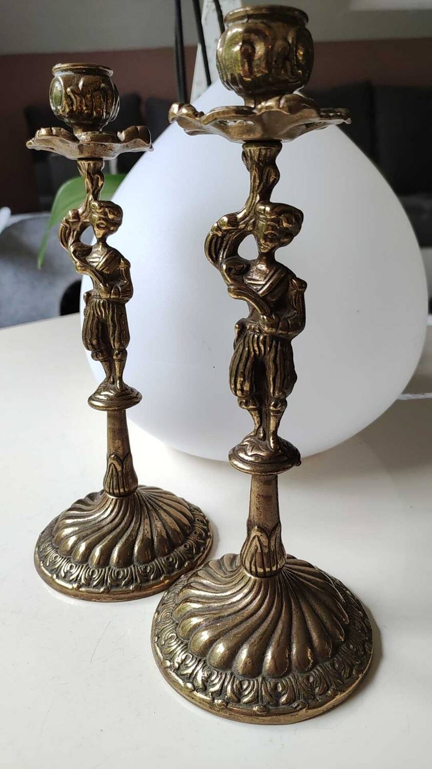 Pair of anthropomorphic candlesticks/Servants of the king holding the flame. In gilded bronze