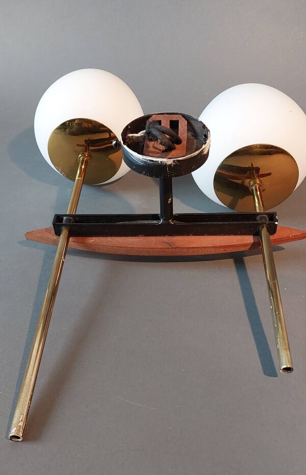 Applique à deux lumières en teck, laiton doré et opaline blanche Maison Lunel 1960.