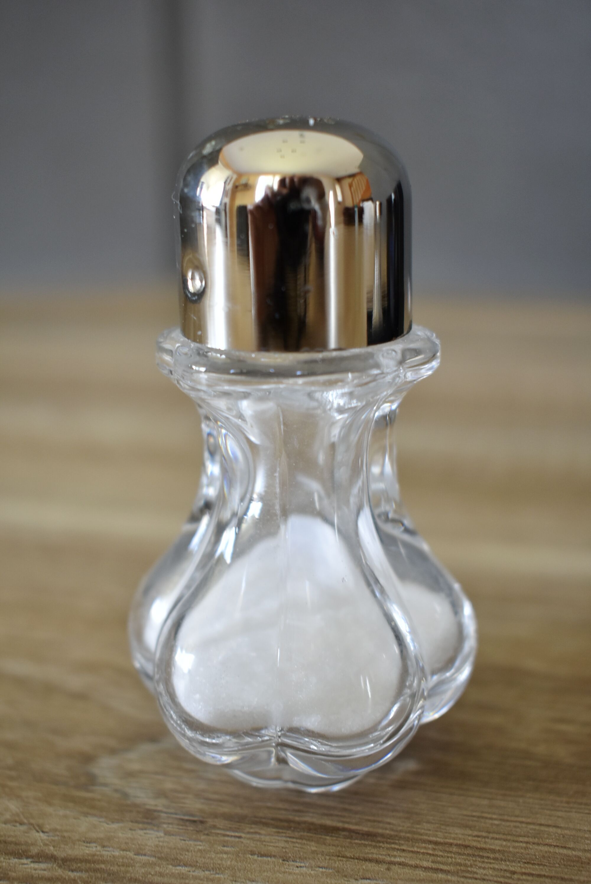 Duo salt shaker & crystal pepper maker of Sèvres Mle Choiseul
