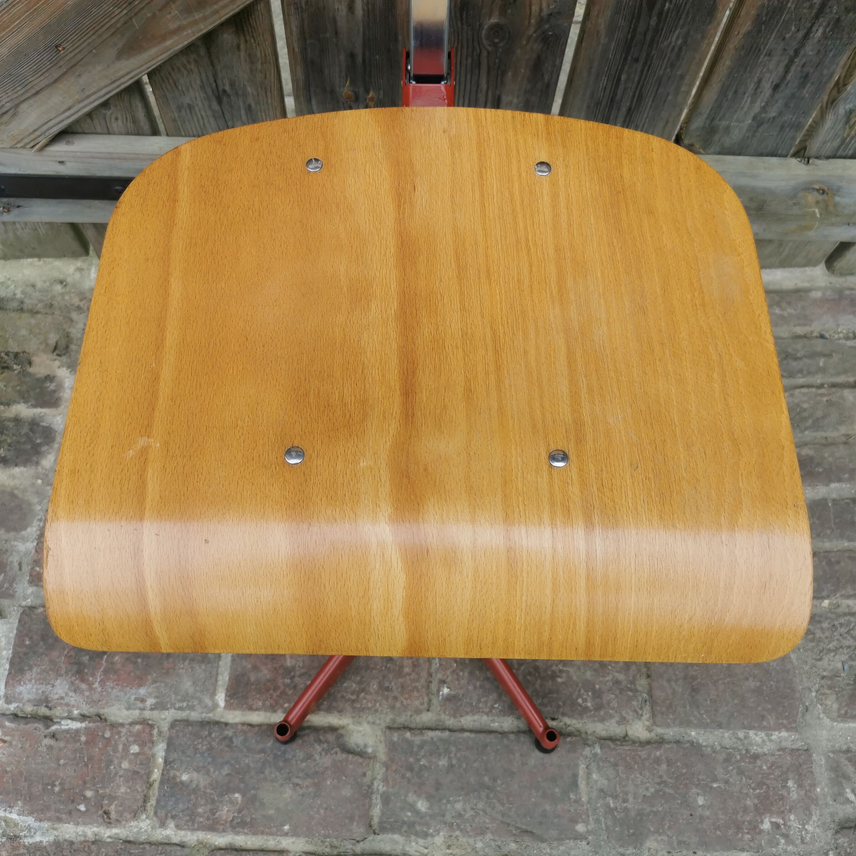 Swivel workshop chair