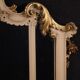 Grand miroir laqué et doré de style Louis XV du 20e siècle.
