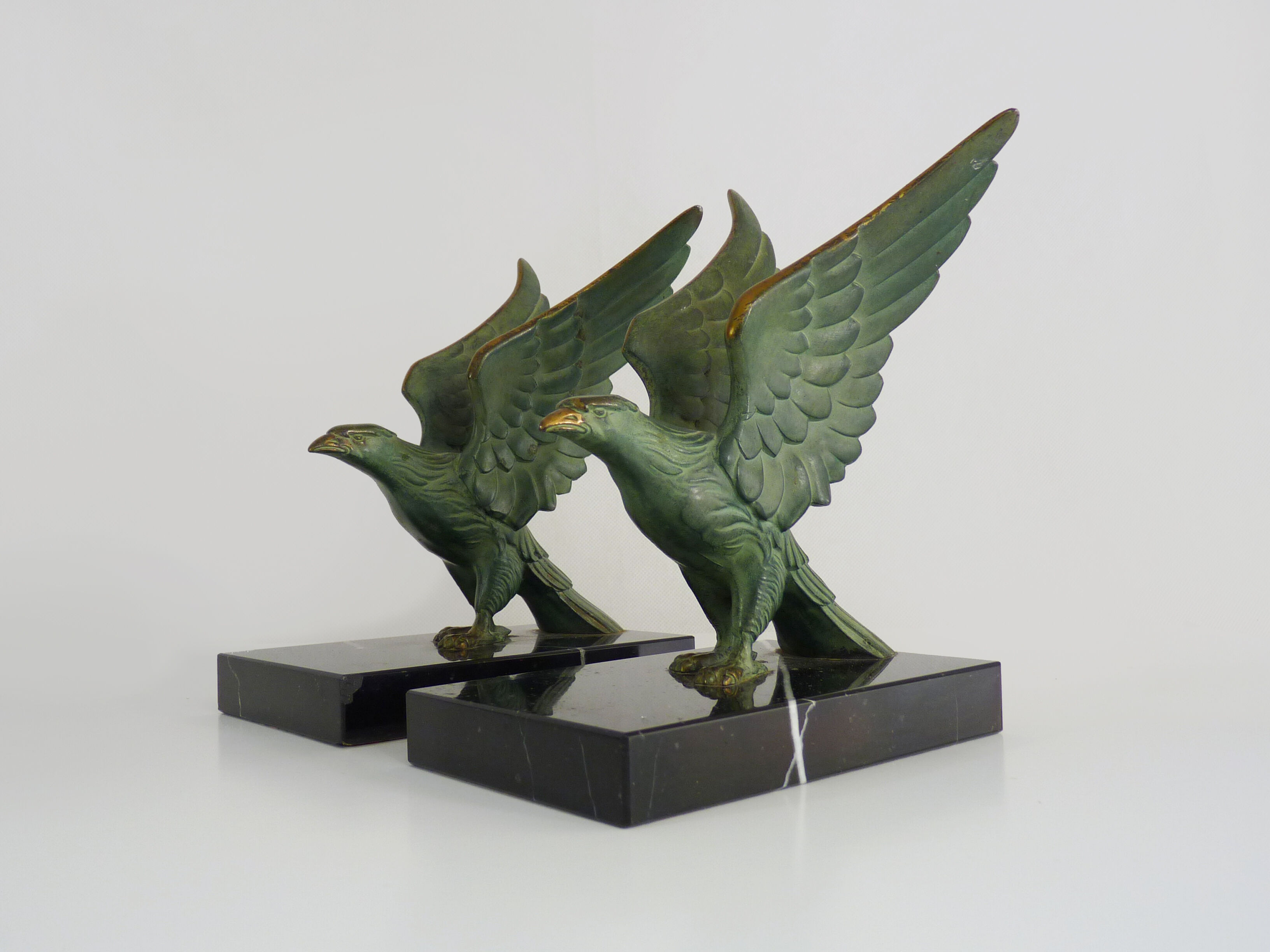 Pair of art deco eagle bookbands in marble and regulates, eagle bookbands. Year 30