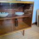 Enfilade vitrée vintage en placage de teck