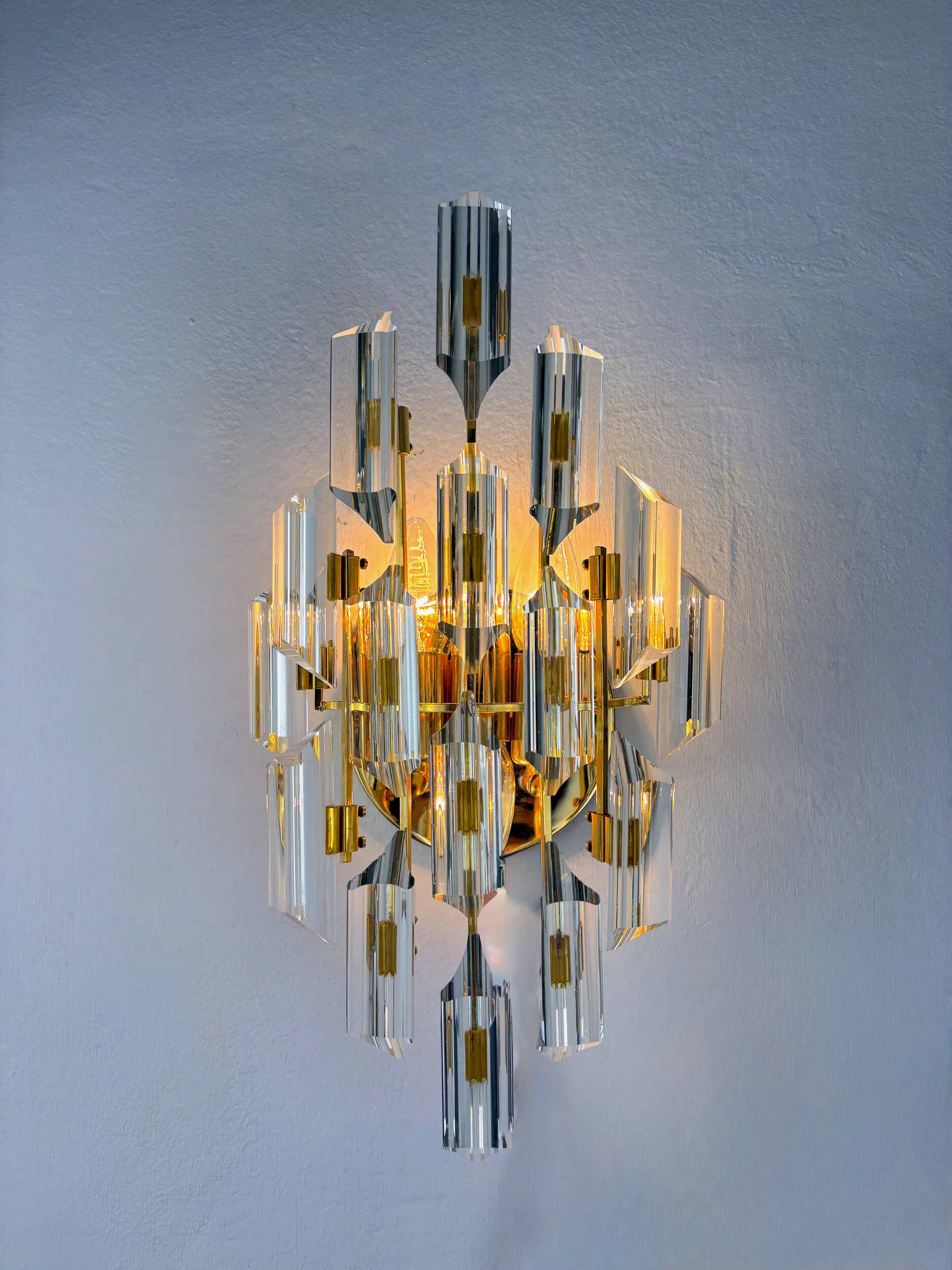 Oscar Torlasco for Stilkronen wall sconce, cut Murano glass, Italy, 1970s