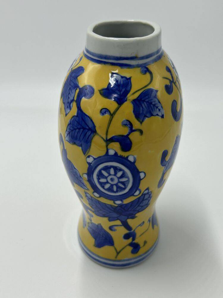 Yellow Chinese vase with blue patterns, 19th century