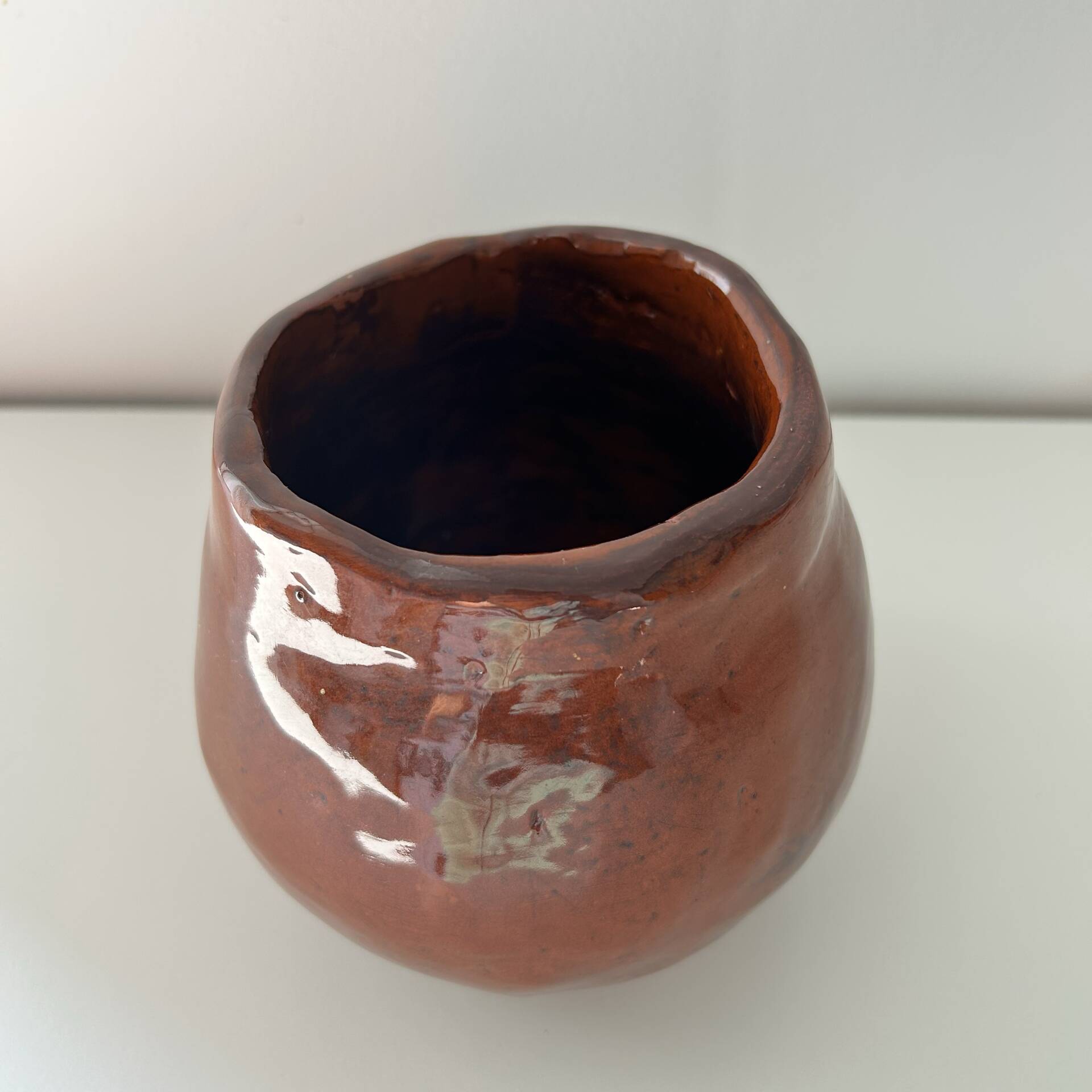 Pot brutaliste signé