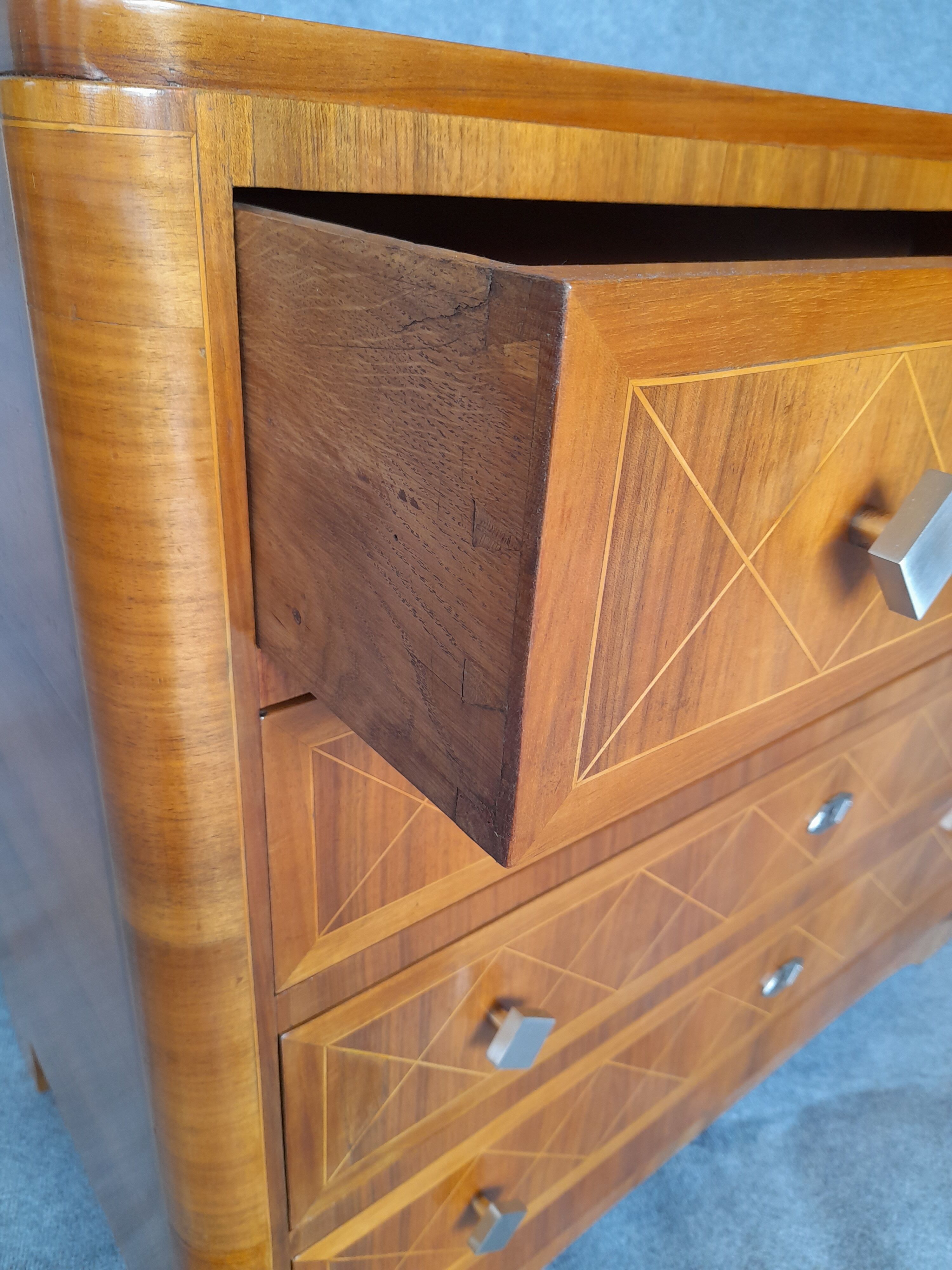 Art Deco chest of drawers (1930-1940) in walnut