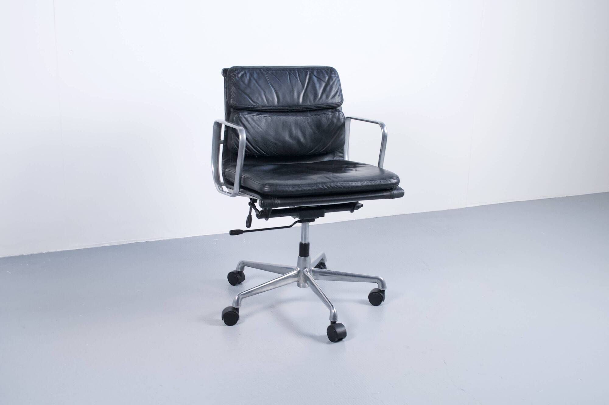 SOFT PAD CHAIR EA 217 EAMES BLACK LEATHER HERMAN MILLER ICF EDITOR 1970s