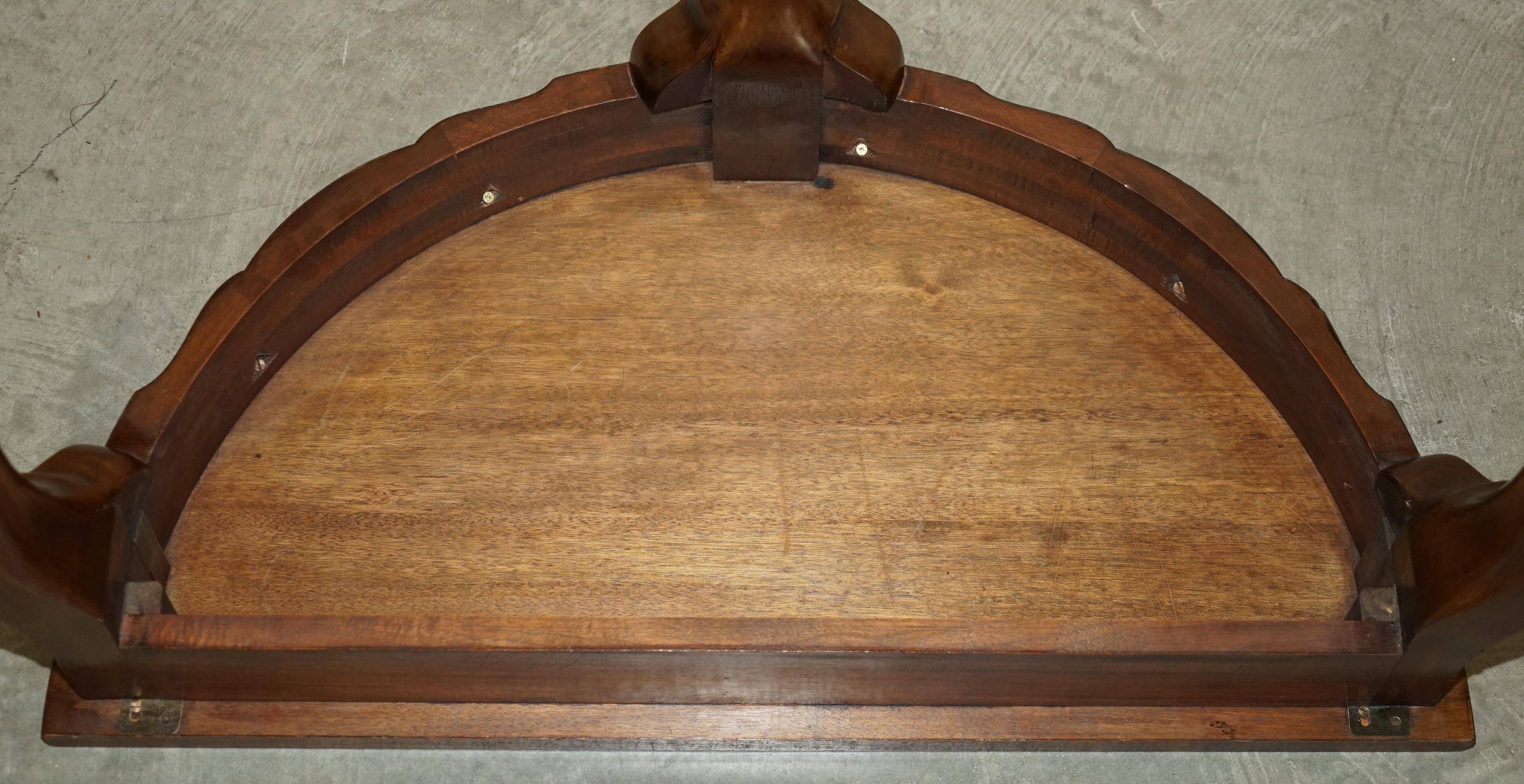 Console half-moon style Thomas Chippendale in flame mahogany.
