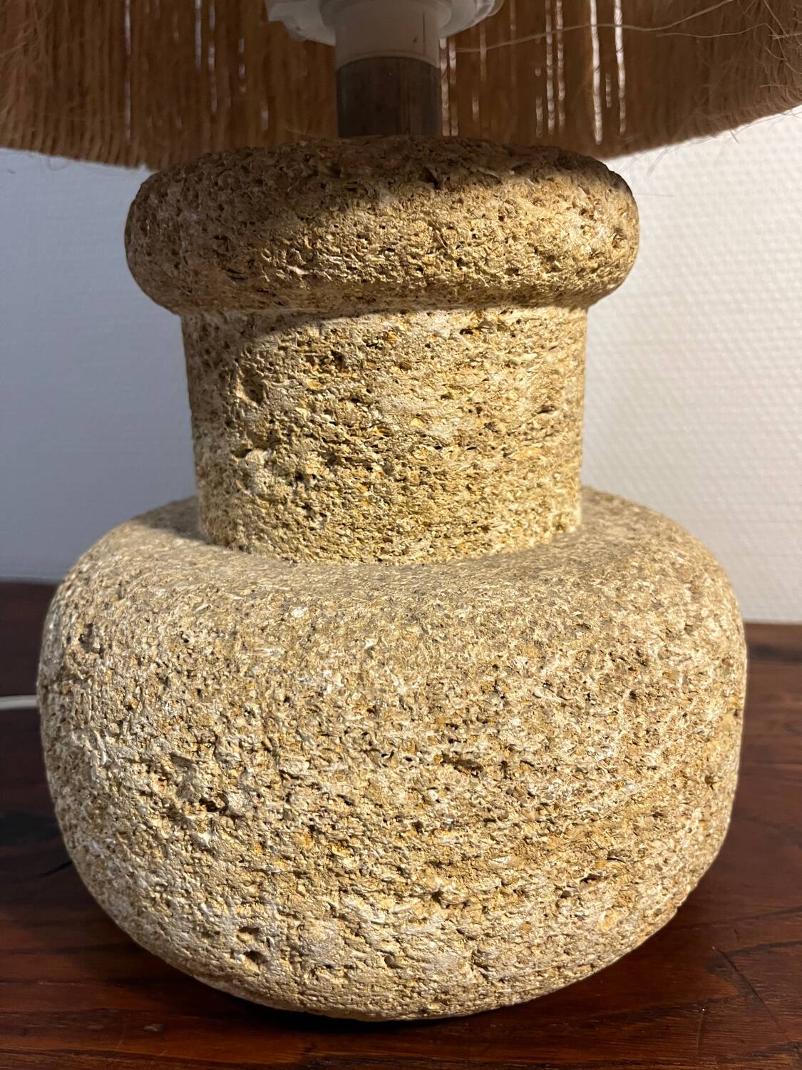 Lampe en pierre recomposée abat jour corde