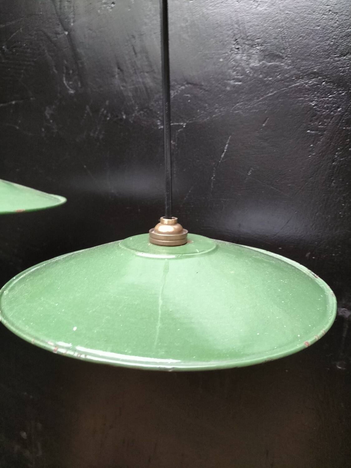 2 enamelled sheet metal suspensions