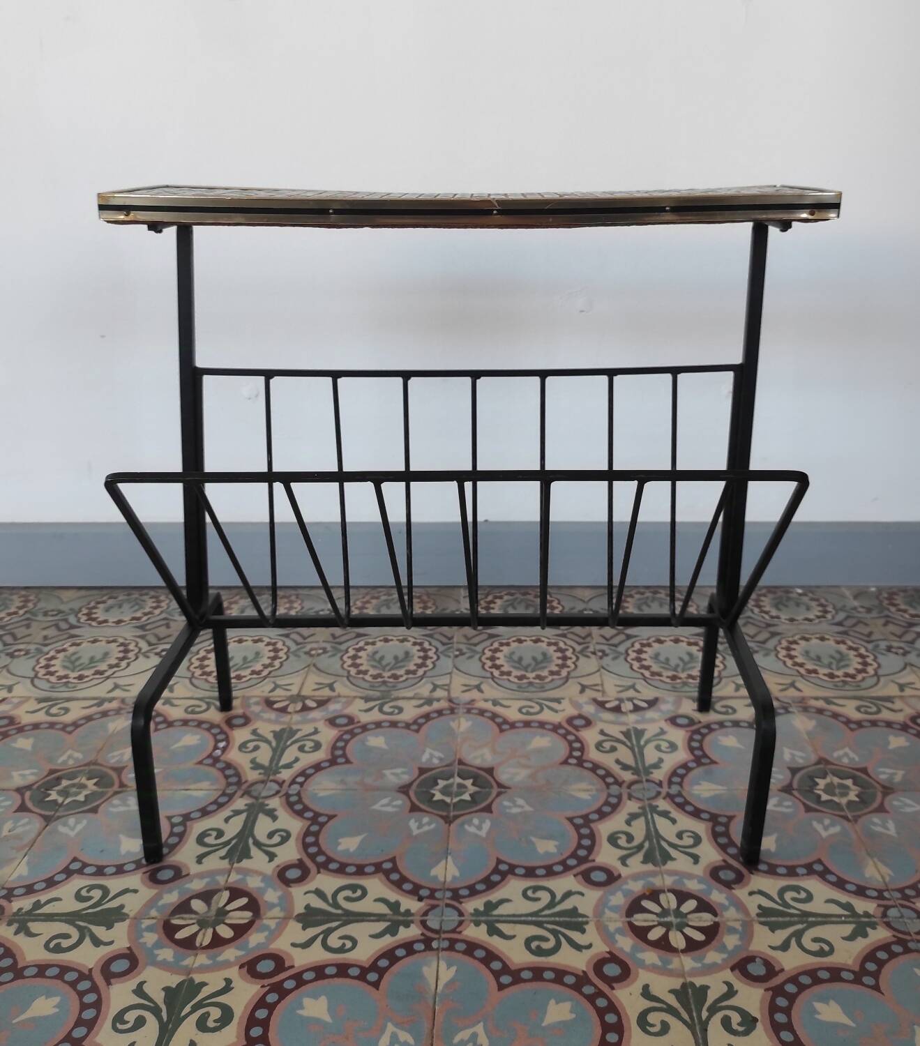 Ceramic and metal magazine rack