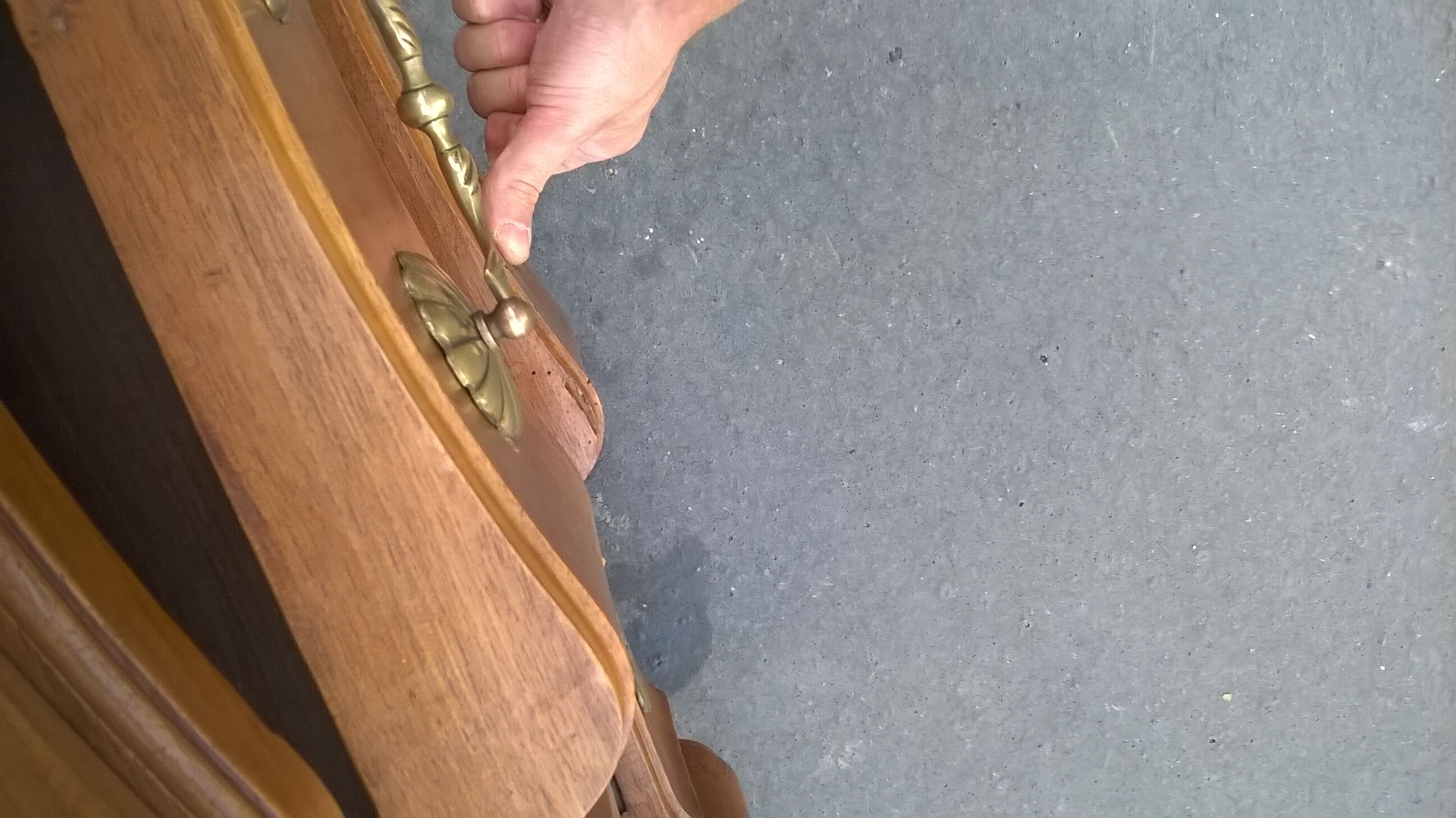 Commode arbalète en noyer XVlle, Louis XV