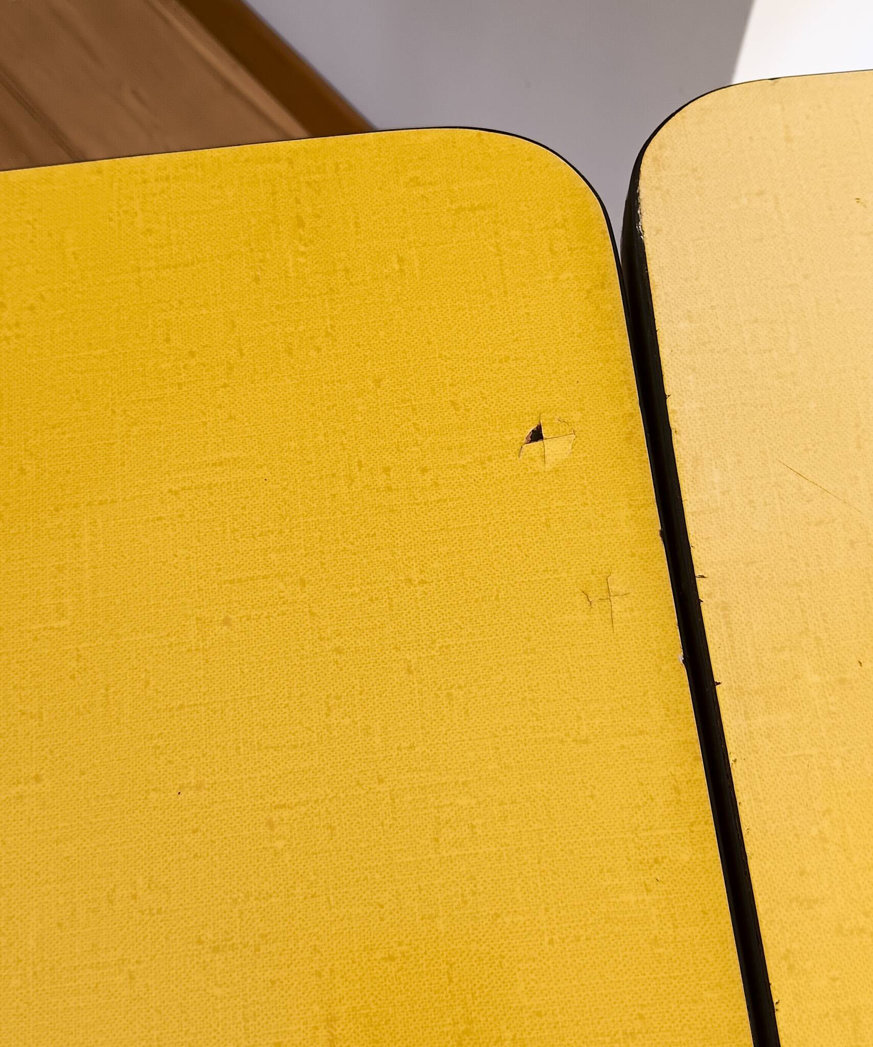 Petit table de cuisine en formica jaune vintage 1960