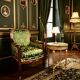 Fauteuil de style Empire en bois et tissu vert