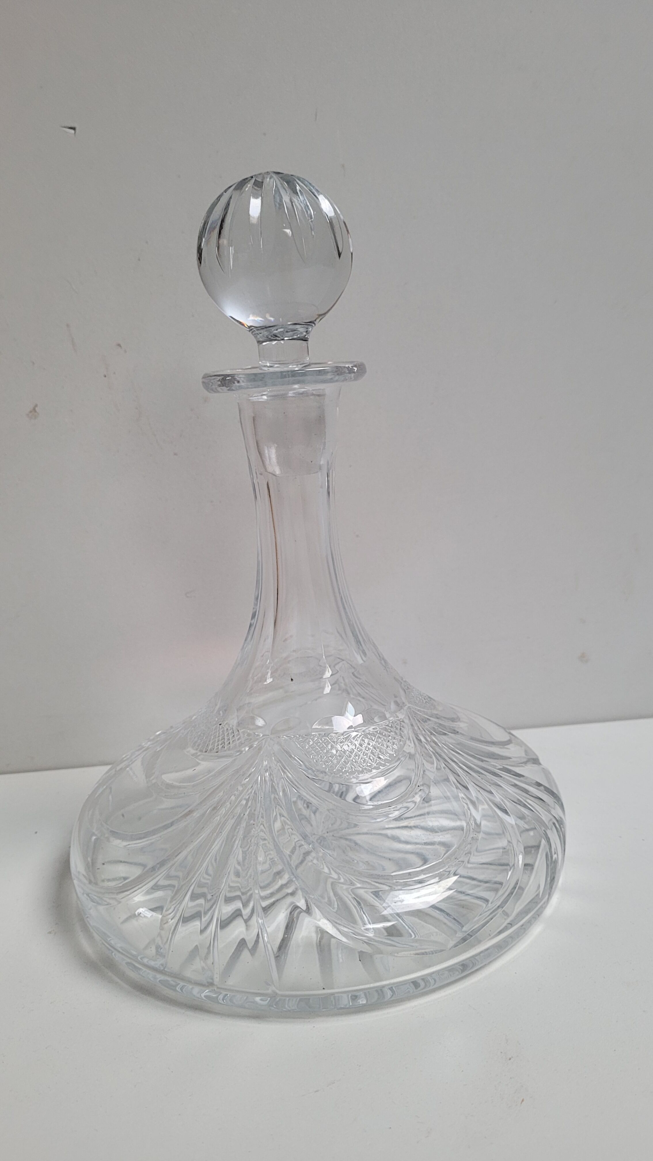 Chiseled crystal decanter
