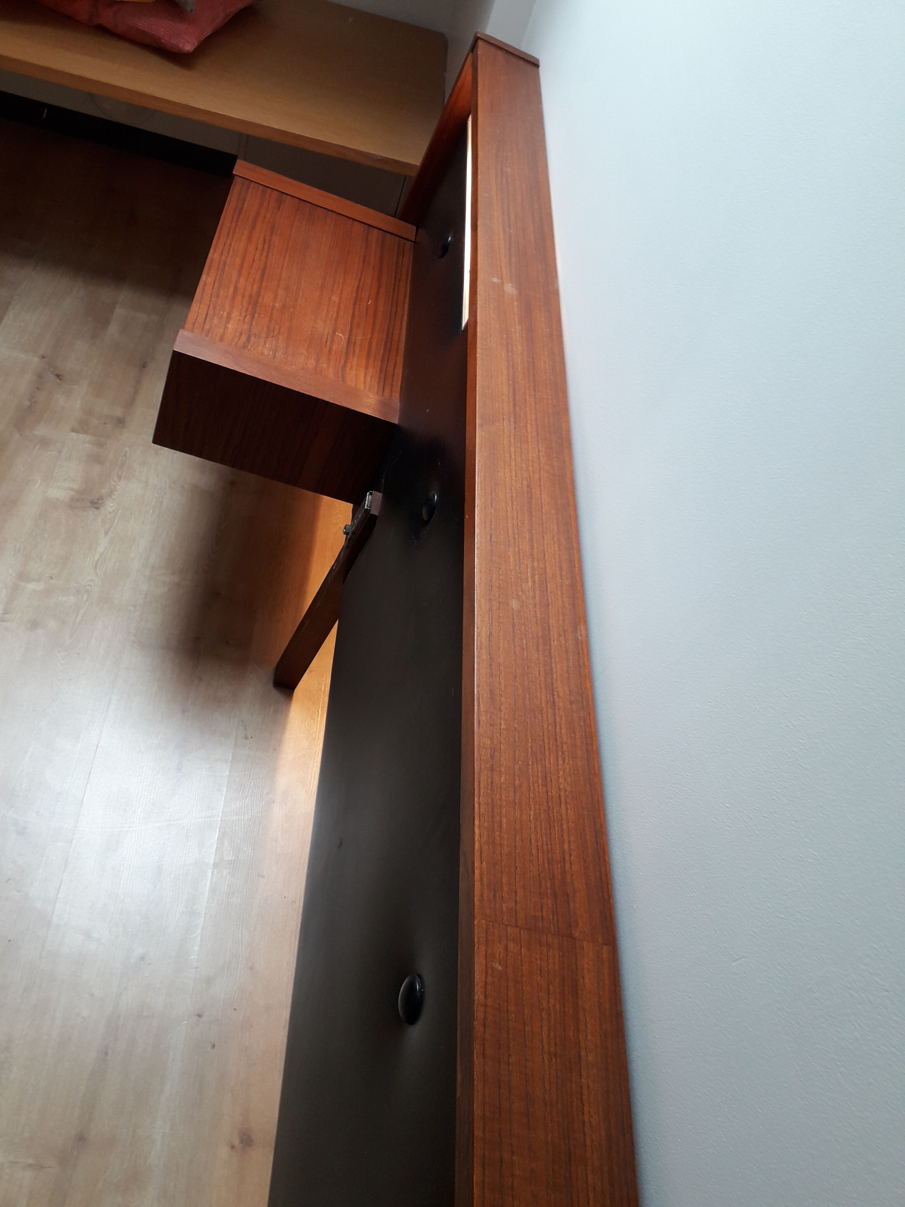 Bedhead with built-in appliques