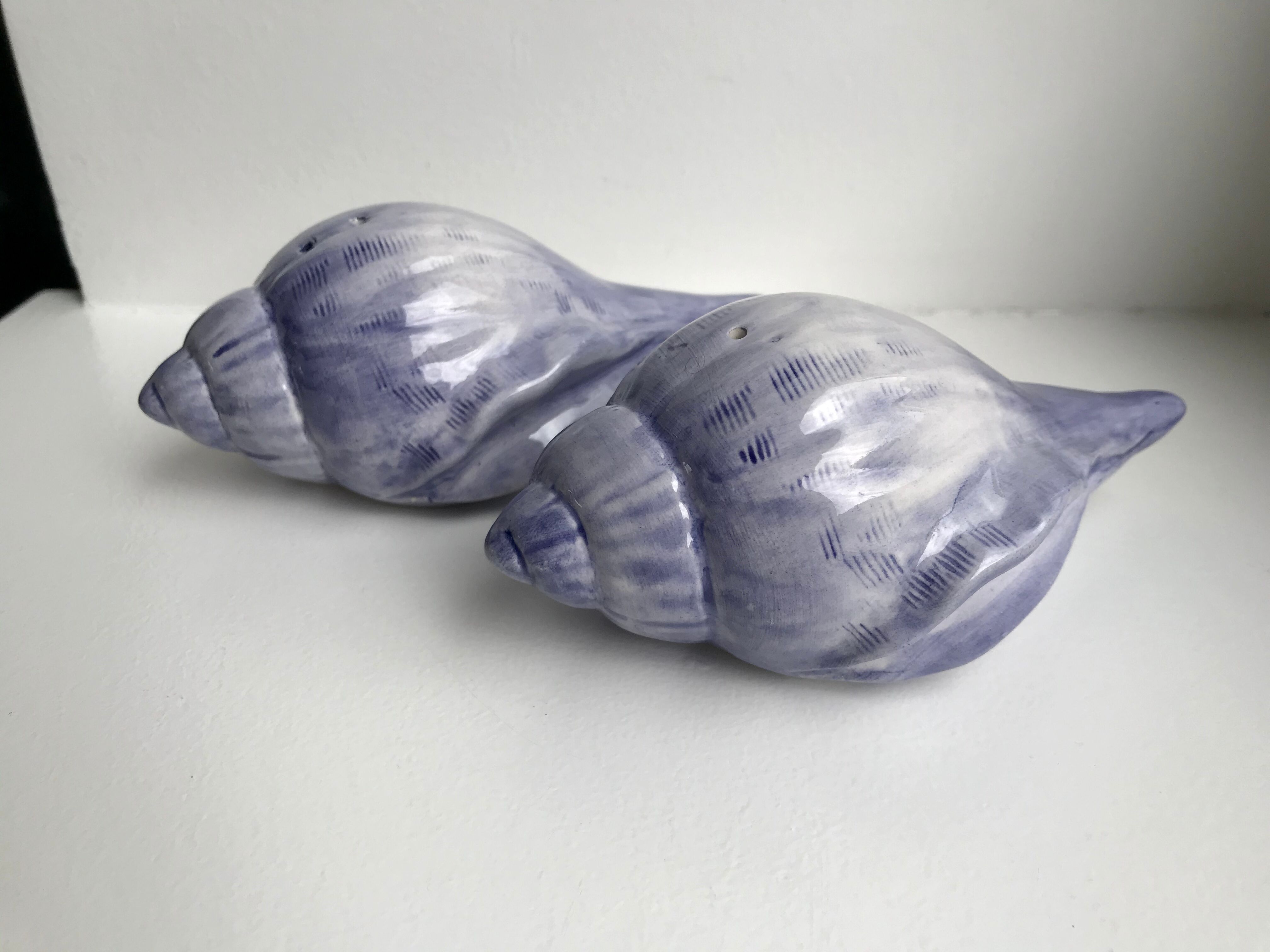 Duo of salt and pepper shaker in slurry shell pattern 70s