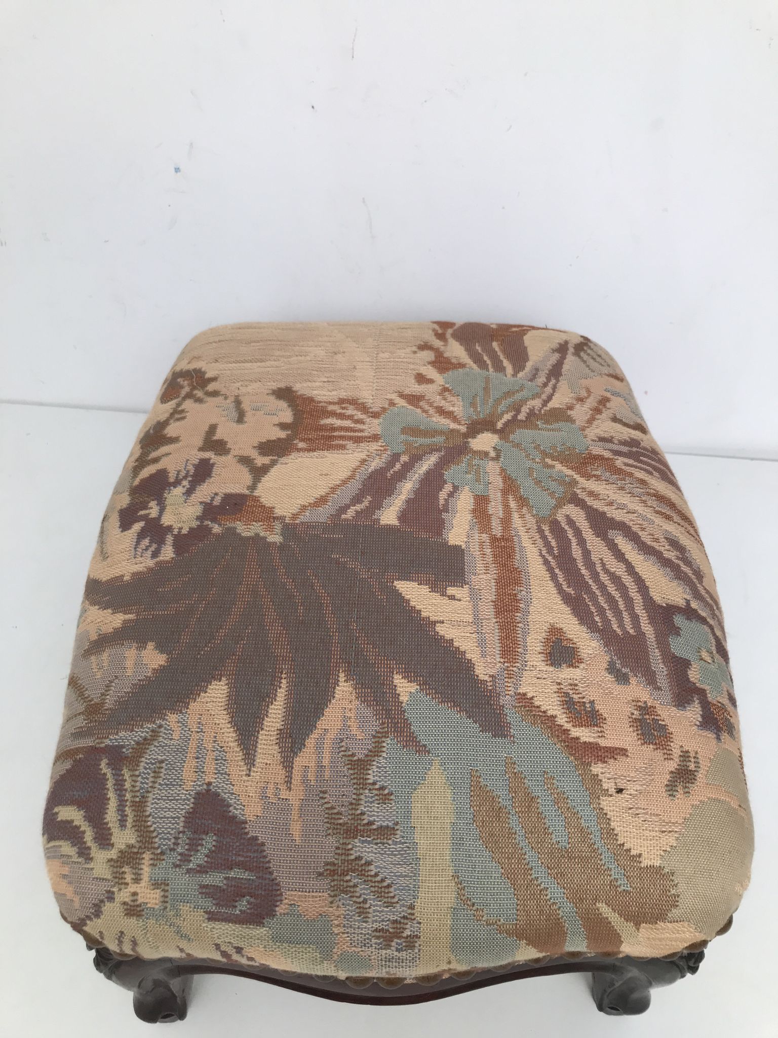 Repose-pied en bois rembourré vintage style Louis IV
