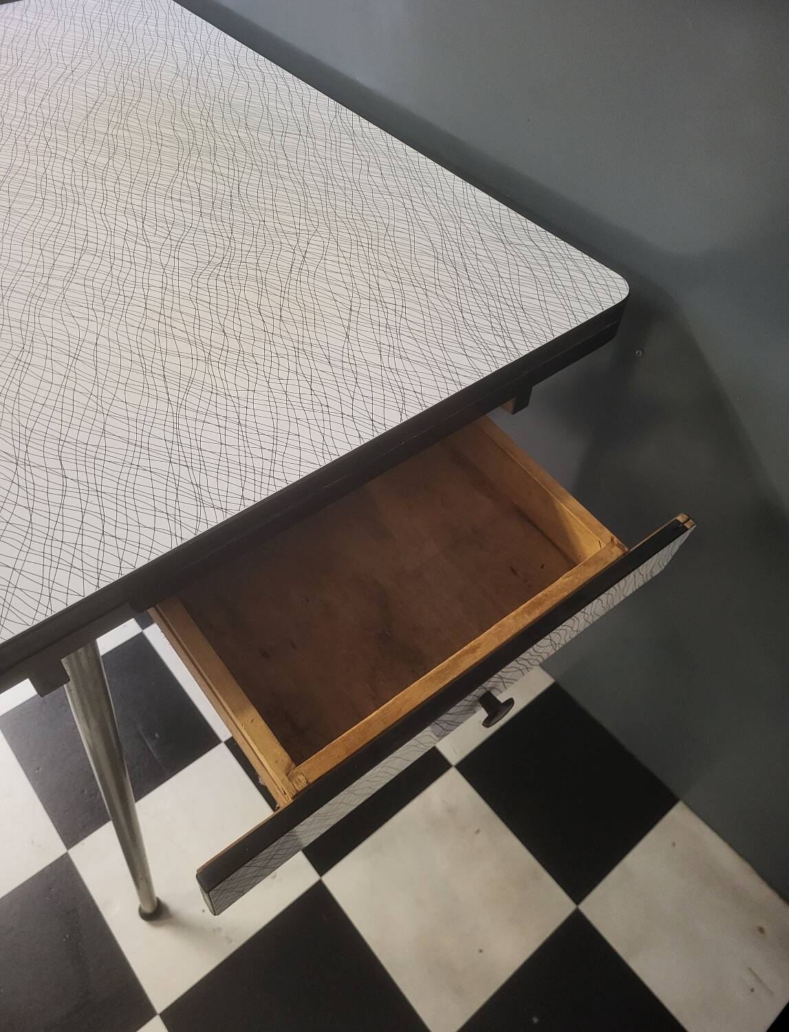 Extendable table in formica