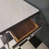 Extendable table in formica