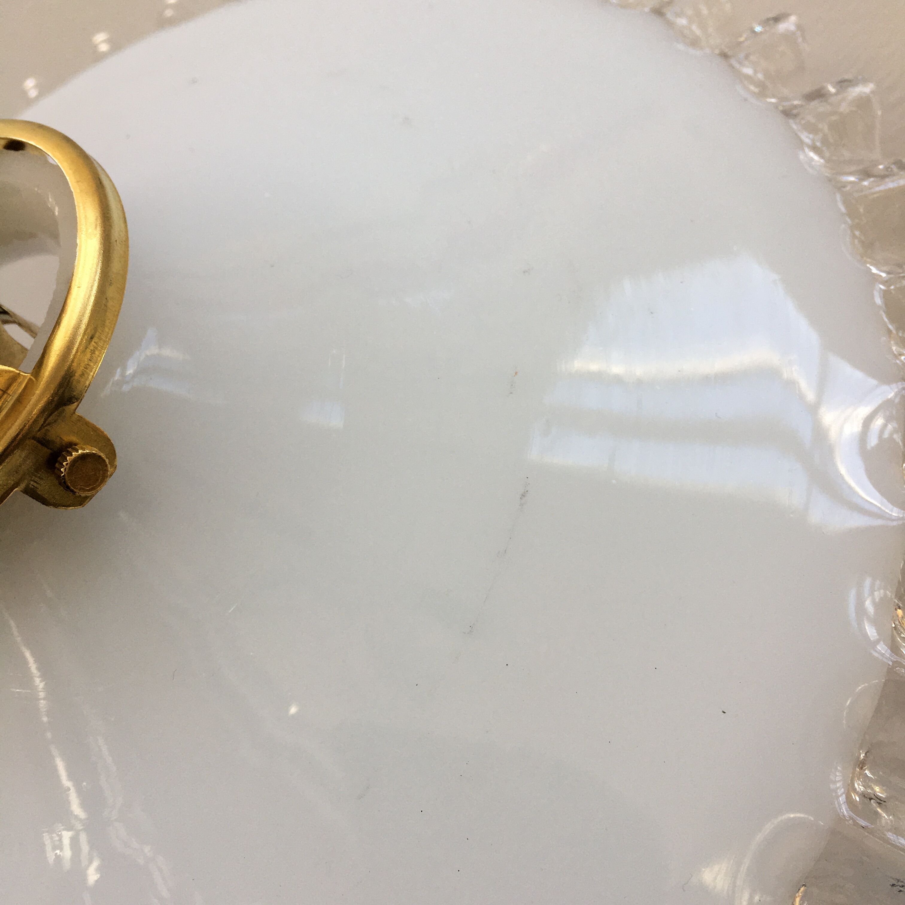 Paire de suspensions en opaline blanche et bords dentelés transparents