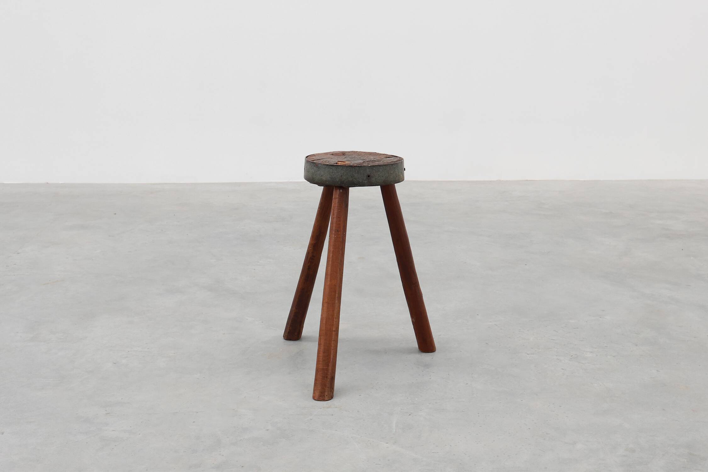 Brutalist French solid oak tripod stool with metal rim, 1850s