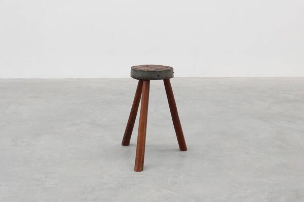 Tabouret tripode brutaliste en chêne massif et métal, France années 1850