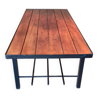 Table basse moderniste vintage en teck et métal noir.