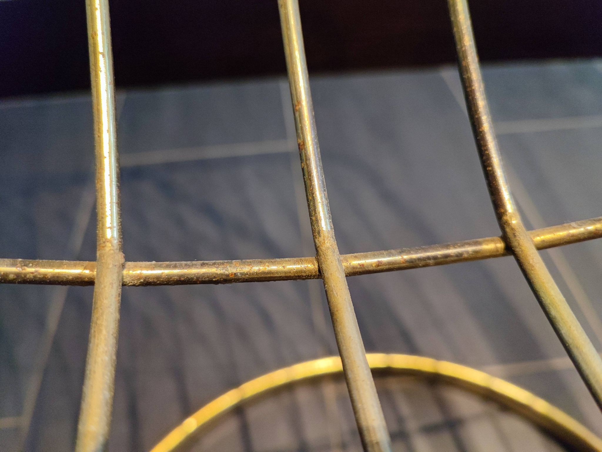 Chaise métallique tubulaire recouverte de dorure