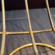 Chaise métallique tubulaire recouverte de dorure