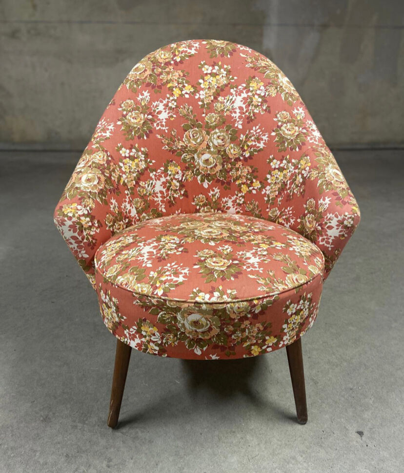 Vintage toad armchair with flowers