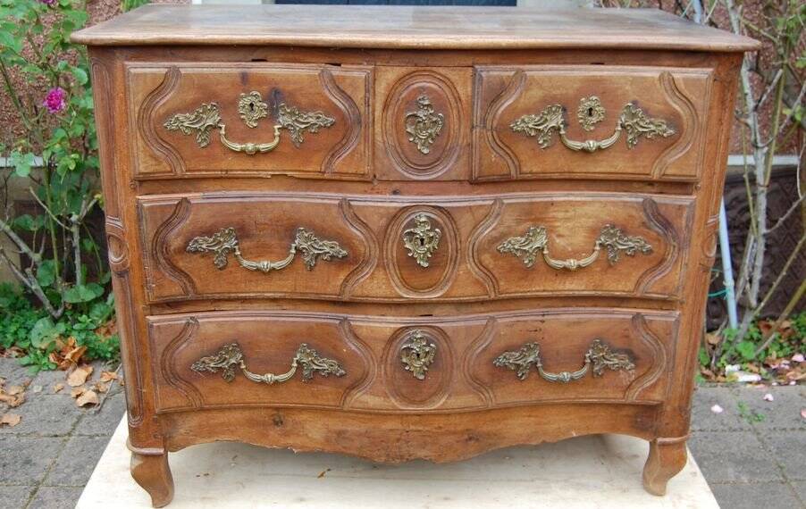 Louis XV period chest of drawers in walnut from the 18th century (undergoing restoration)
